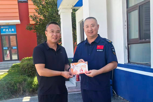一张文创贺卡感恩教职工，盘锦弘毅中学与家委会打造和谐家校共育新局面！