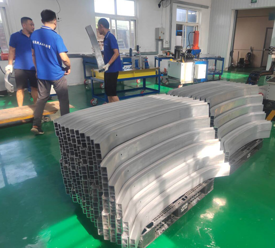 北京盛达伟业型材拉弯厂的防撞梁拉弯