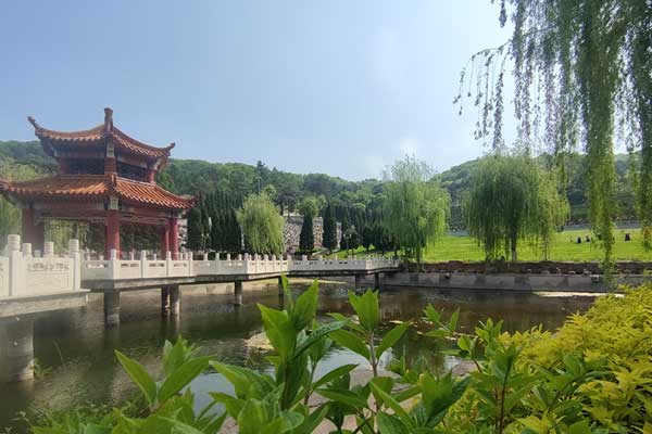 大河贝墓园